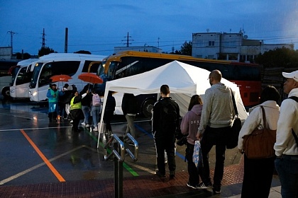 Cua de passatgers per agafar l'autobús des de Sant Vicenç de Calders cap a Tarragona