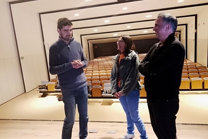 El coalcalde d'Altafulla, Jordi Molinera, amb la regidora de Cultura, Gemma Maymó, i el director artístic, Kike Colmenar, a l'escenari de la Violeta