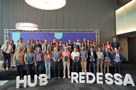 L'alcaldessa de Reus, Sandra Guaita, i el regidor Josep Baiges, han lliurat els diplomes de reconeixement als membres del Hub