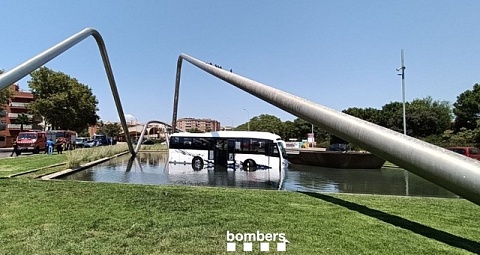 Autobús al mig de l'aigua en una font ornamental de la plaça del Canal, a Reus