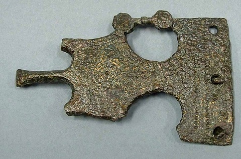 Imatge d'una de les sivelles de cinturó de l’aixovar de l’anomenat guerrer iber de Can Canyís (Banyeres del Penedès), una de les tres peces que s'exposen a Suïssa
