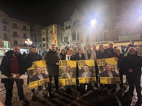 Candidats d'ERC Baix Camp, ahir a la nit a Reus, a l'acte d'enganxada de cartells