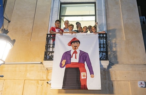 El domàs, amb la imatge del gegant Peret, a la façana de l'Ajuntament de Constantí
