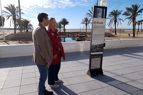 L'alcalde del Vendrell, Kenneth Martínez, i la  la regidora de Cohesió territorial i Platges, Marta Tobella, han visitat aquest divendres, el Riuet de Coma-ruga