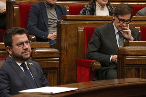 El president del Govern, Pere Aragonès, i el cap de l'oposició, Salvador Illa, durant un ple del Parlament