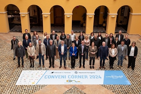 Foto de grup de la presidenta de la Diputació de Tarragona, Noemí Llauradó, amb els 32 ens locals i entitats signants del conveni Córner 2024
