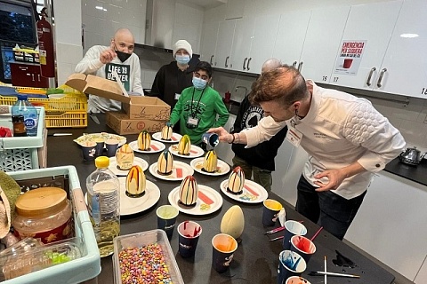 El pastisser Adan Sáez, al taller de mones de Pasqua realitzat a la Casa dels Xuklis, la casa d'acollida de nens amb càncer d'AFANOC