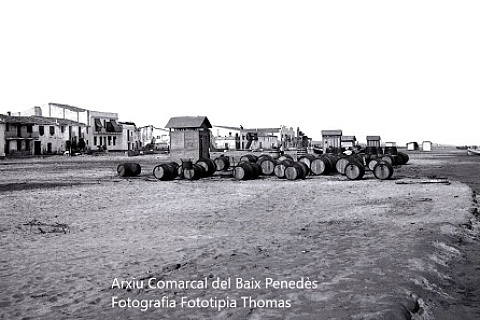 Imatge del port de cabotatge de la platja de Sant Salvador del Vendrell, als inicis del segle XX