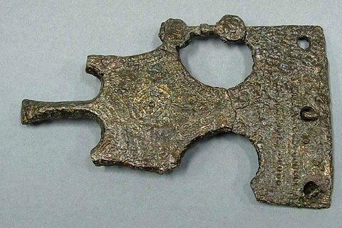 Imatge d'una de les sivelles de cinturó de l’aixovar de l’anomenat guerrer iber de Can Canyís (Banyeres del Penedès), una de les tres peces que s'exposen a Suïssa