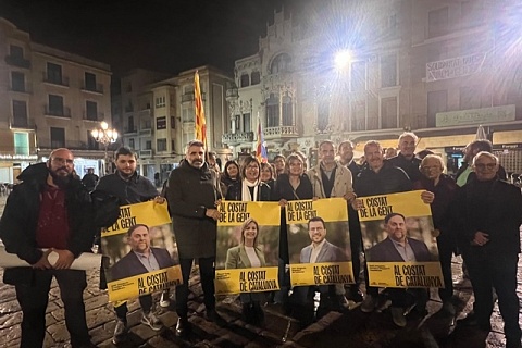 Candidats d'ERC Baix Camp, ahir a la nit a Reus, a l'acte d'enganxada de cartells