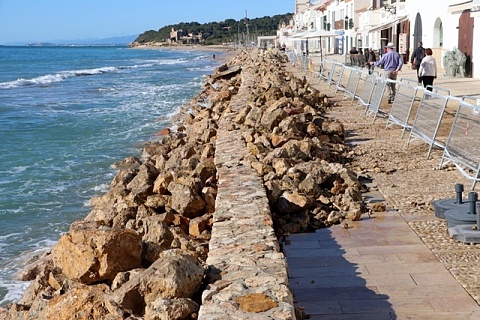 El passeig marítim d'Altafulla ha perdut la platja i les onades han generat destrosses a l'estructura, a tocar de les cases