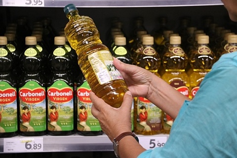 Imatge d'arxiu d'ampolles d'oli en un supermercat