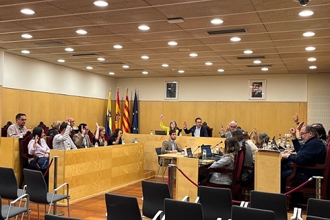 Moment de la votació de la modificació de les ordenances fiscals per al 2024 al plenari de l'Ajuntament de Vila-seca