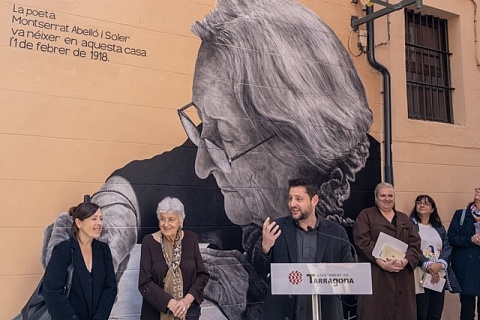 Aquest matí el carrer Apodaca s’ha vestit de gala per inaugurar el mural dedicat a la poetessa tarragonina Montserrat Abelló