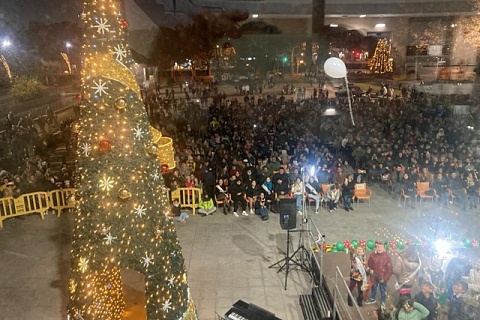Més de 600 persones s'han reunit aquesta tarda a la plaça de l'Ajuntament de Cambrils per fer l'encesa dels llums de Nadal