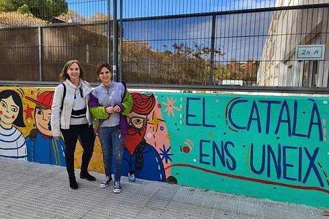 La directora del CNL de Reus, Anna Saperas,  amb la il·lustradora Berta Artigal, davant el mural quasi acabat