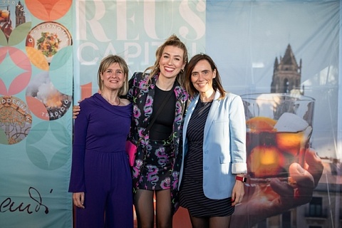 L'alcaldessa de Reus, Sandra Guaita, i la regidora de Projecció de Ciutat, Noemí Llauradó, amb la humorista i presentadora de televisió, la reusenca Eva Soriano