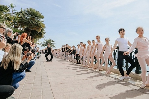 Ballarins i ballarines de les escoles de l’Associació pel Foment de la Dansa de Tarragona protagonitzaran l’emblemàtica barra al balcó del Mediterrani