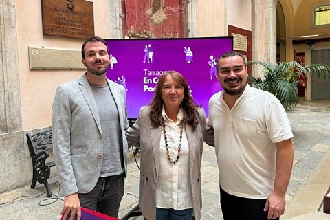 La diputada d'En Comú Podem al Parlament, Yolanda López, i els regidors d'ECP a l'Ajuntament de Tarragona, Toni Carmona i Jordi Collado