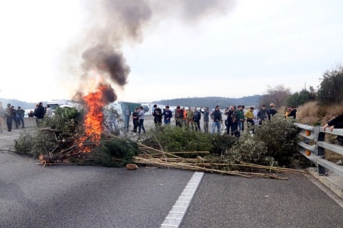Imatge d'una barricada de pagesos a la carretera, el passat 6 de febrer