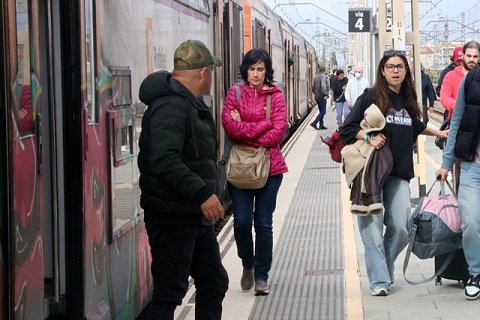Usuaris de l'R2 Sud de Rodalies baixant a l'estació de Cunit perquè el tren no continua fins a Sant Vicenç de Calders degut a les obres de la infraestructura