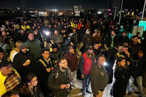 Imatge de l'assamblea dels pagesos que bloquegen el Port de Tarragona aquest vespre