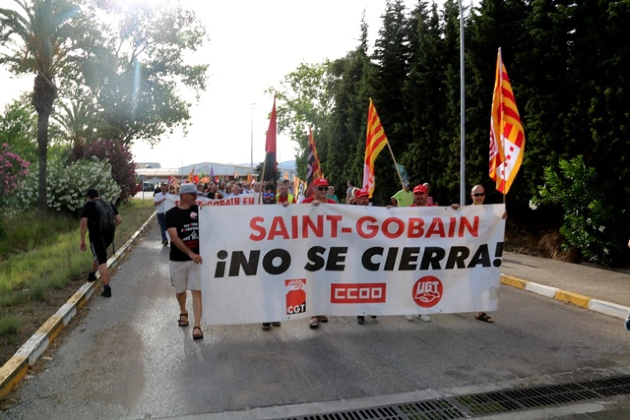 Imatge d&#039;arxiu del cap d&#039;una manifestació dels treballadors de Saint Gobain sortint de la planta de l&#039;Arboç