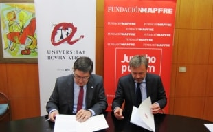 El rector de la URV, Josep Anton Ferré, i el director territorial de MAPFRE a Catalunya, Joaquim Teixidó, han signat el conveni.