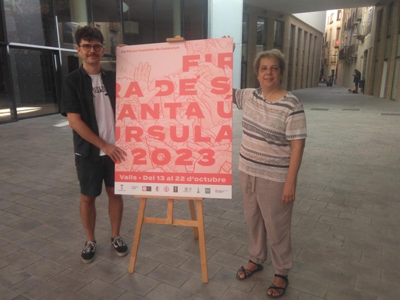 La regidora de Cultura, Laia Castells, i l&#039;il·lustrador, Marc Volpini, han presentat la imatge de cartell de Santa Úrsula 2023