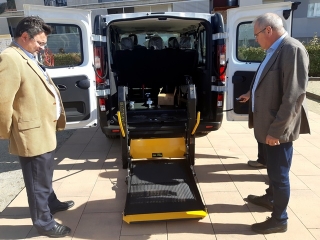 El regidor d’Acció Social, Xavier Rofas, i l&#039;alcalde d&#039;Altafulla, Fèlix Alonso, observen el nou vehicle per al transport adaptat de la gent gran 