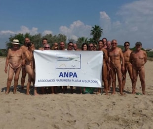 Els participants en la concentració d&#039;ahir per reclamar que la platja de les Madrigueres sigui nudista.