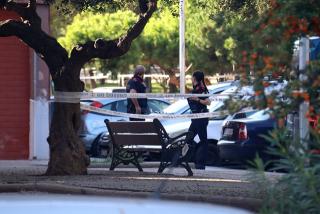Dos agents dels Mossos d&#039;Esquadra al carrer on ha tingut lloc el tiroteig, aquest migdia, al barri de Campclar de Tarragona
