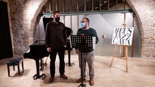 Daniel Recasens, regidor de Cultura de l&#039;Ajuntament de Reus, i Lluís Capdevila, director artístic del Reus Jazz Cava, durant la presentació del segon cicle del certamen