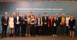 Foto de grup de les empreses reconegudes i les autoritats durant la celebració de la primera edició dels Reconeixements Empresarials de PIMEC al Baix Camp