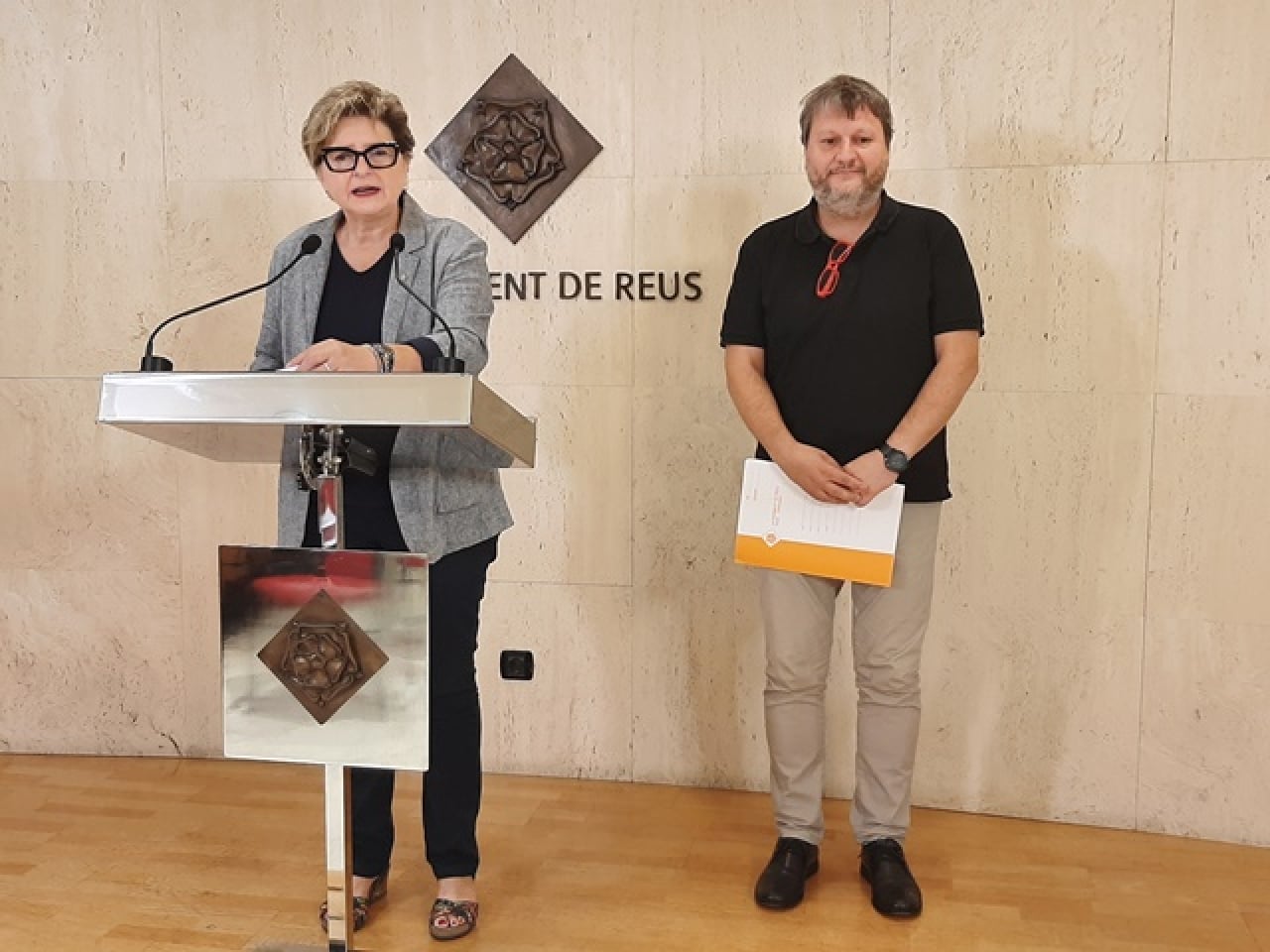 Teresa Pallarès, alcaldessa accidental de Reus, i Òscar Subirats, president de la Comissió Informativa de Benestar Social i Ciutadania, en la presentació de programes de Benestar Social