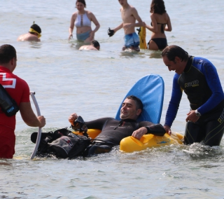 Un dels participants en el bateig de submarinisme, ahir a la platja de l&#039;Arrabassada de Tarragona