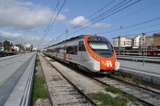 Un tren de Rodalies a l&#039;estació de Sant Vicenç de Calders (El Vendrell)