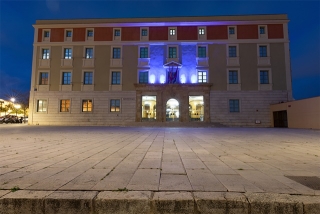 La façana del Palau de la Diputació de Tarragona s’il·lumina amb motiu del Dia Internacional de la síndrome d’Asperger, que es commemora el 18 de febrer