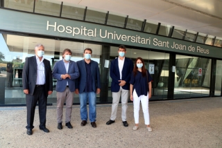 Fotografia de família del director del CatSalut, Adrià Comella (centre), davant l&#039;hospital Sant Joan de Reus amb el regidor de Salut, i els responsables sanitaris del centre i de la regió sanitària