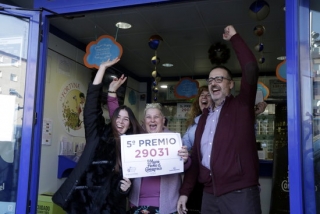 Els propietaris i treballadores de l&#039;administració número 19 de Tarragona, &#039;La Fortuna&#039;, celebrant el 5è premi amb un cartell amb el número 29031