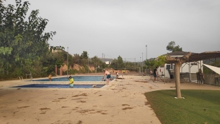 Un grup de voluntàries i voluntaris, aquest diumenge a la tarda, netejant la piscina dels Guiamets afectada per l&#039;esclafit