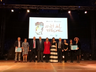 Foto de família dels premiats durant la Nit del Turisme de la Costa Daurada i de les Terres de l&#039;Ebre