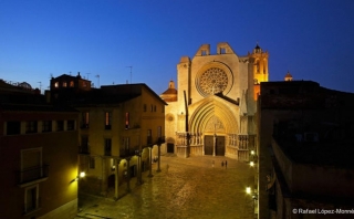 La façana principal de la Catedral de Tarragona, de nit