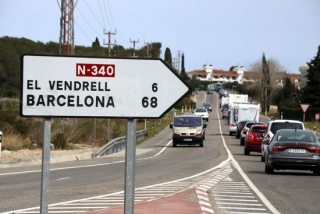 Cues a l&#039;N-340 a Roda de Berà, amb un cartell en primer terme on s&#039;hi pot llegir que falten 6 km per arribar al Vendrell i 68 km per arribar a Barcelona