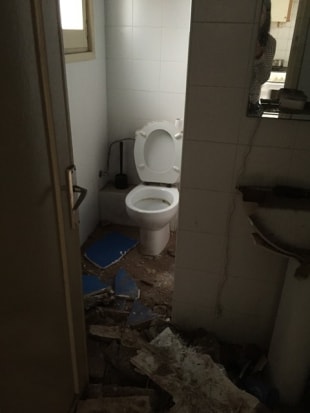 Aspecte de l&#039;estat que presentava el lavabo aquesta tarda d&#039;un dels pisos on es va esfondrar el sostre.