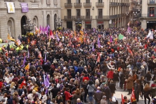 La plaça de Sant Jaume durant la concentració feminista del dia 8 de març