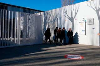 Entrada principal de l&#039;institut de secundària del Morell (Tarragonès) i un grup d&#039;alumnes sortint de classe, el 14 de gener de 2020