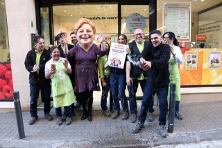 Treballadors del supermercat Sorli del carrer Massens de Barcelona i el capgròs de La Grossa celebren haver repartit el primer premi