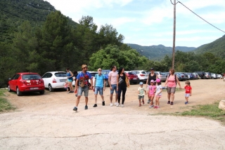Imatge d&#039;un grup format per una família a l&#039;aparcament de Mas Forès preparats per anar d&#039;excursió a la vall del Glorieta