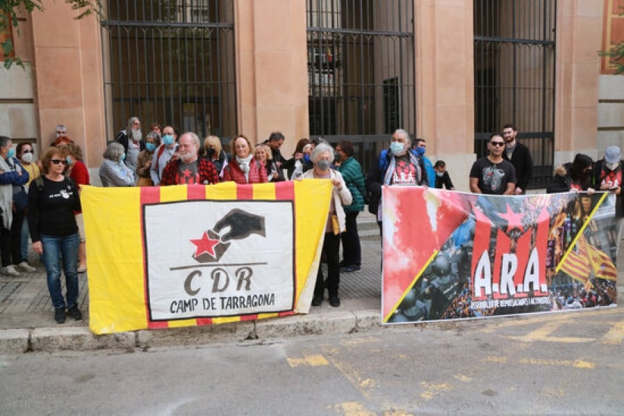 Imatge de la manifestació de suport envers una acusada d&#039;ultratge a la bandera a Tarragona